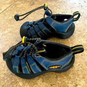 Boy’s Keen size 8 sandals